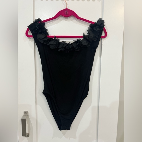 ⭐️3/$27⭐️ Black Floral Bodysuit. Women’s size small. - Picture 3 of 9